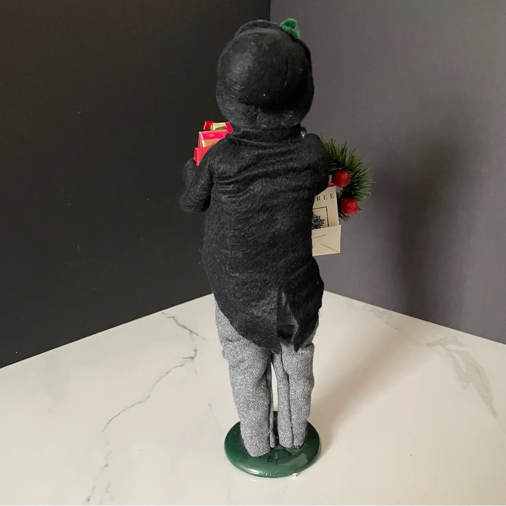 Holiday Shopper Man - Crabtree & Evelyn Caroler - Byer's Choice